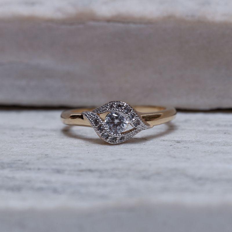 ANEL SOLITÁRIO TORCIDO COM CANETA RÓDIO BRANCO BANHO OURO 18K