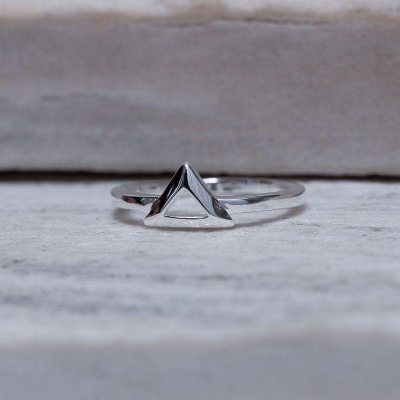 ANEL TRIÂNGULO LISO BANHO PRATA