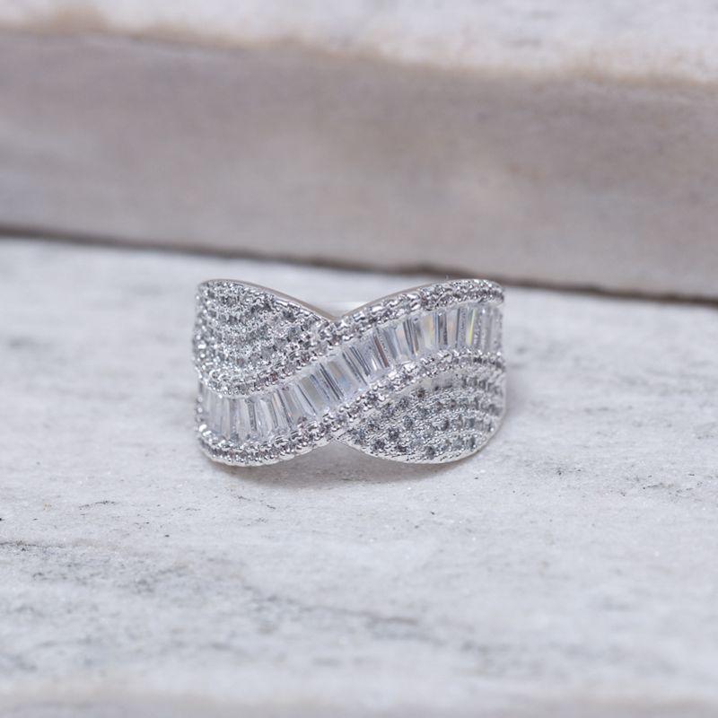 ANEL X COM ZIRCÔNIAS NAVETE CRISTAIS BANHO PRATA