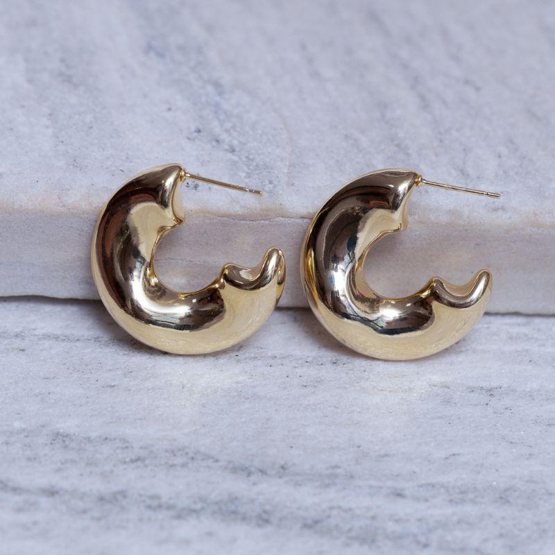 BRINCO ARGOLA ORGÂNICA BANHO OURO 18K