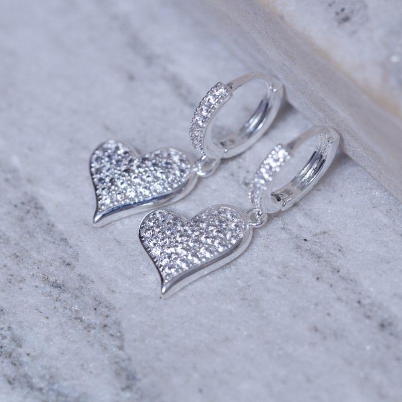 BRINCO ARGOLINHA COM PINGENTE CORAÇÃO CRAVEJADO BANHO PRATA