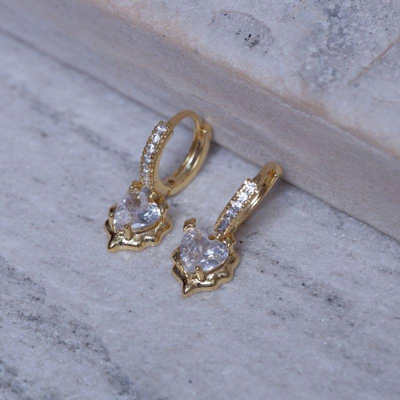 BRINCO ARGOLINHA COM PINGENTE CORAÇÃO CRISTAL BANHO OURO 18K