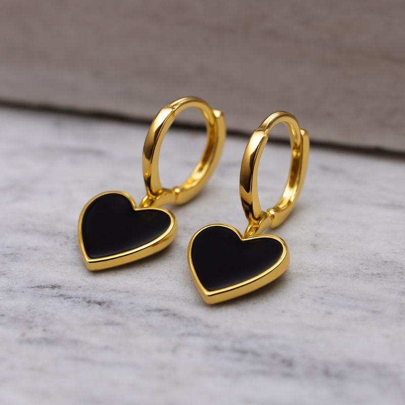 BRINCO ARGOLINHA CORAÇÃO RESINA PRETA BANHO OURO 18K
