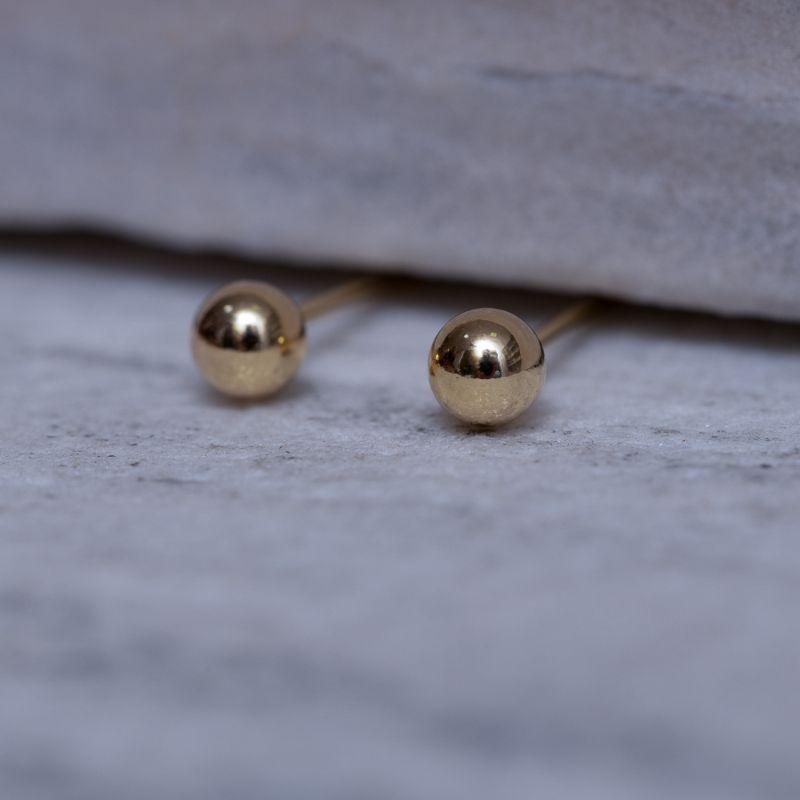 BRINCO BOLINHA LISA P BANHO OURO 18K