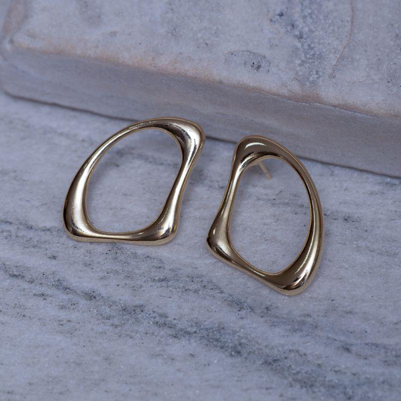 BRINCO ORGÂNICO VAZADO BANHO OURO 18K