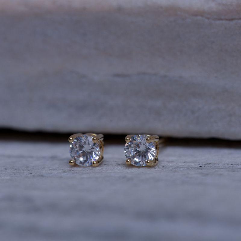 BRINCO PONTO DE LUZ 4 GARRAS BANHO OURO 18K