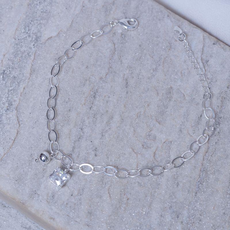 PULSEIRA COM PINGENTES BOLINHA E CRISTAL QUADRADO BANHO PRATA