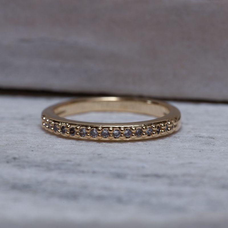 ANEL APARADOR ÚNICO COM ZIRCÔNIAS CRISTAIS BANHO OURO 18K