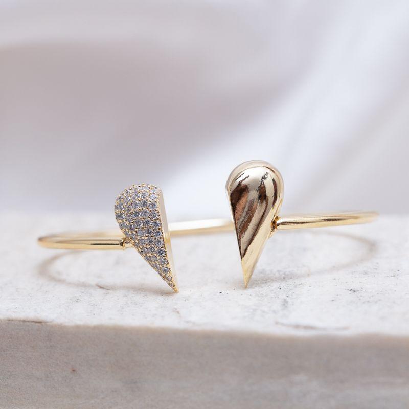 BRACELETE CORAÇÃO METADE LISO METADE COM CRAVEJADO BANHO OURO 18K