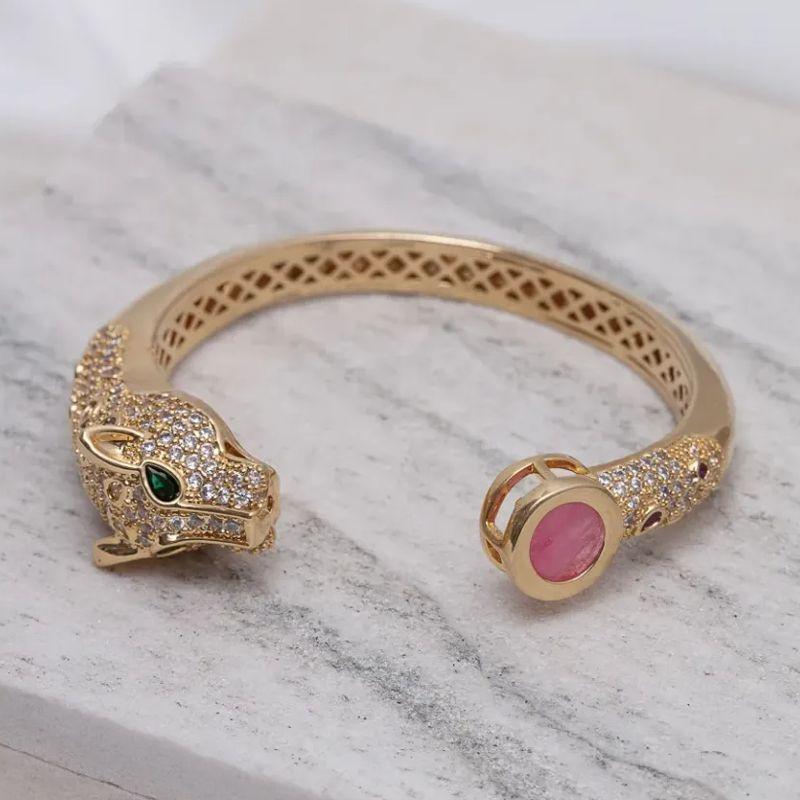 BRACELETE TIGRE COM ZIRCÔNIAS E PEDRA ROSA BANHO OURO 18K