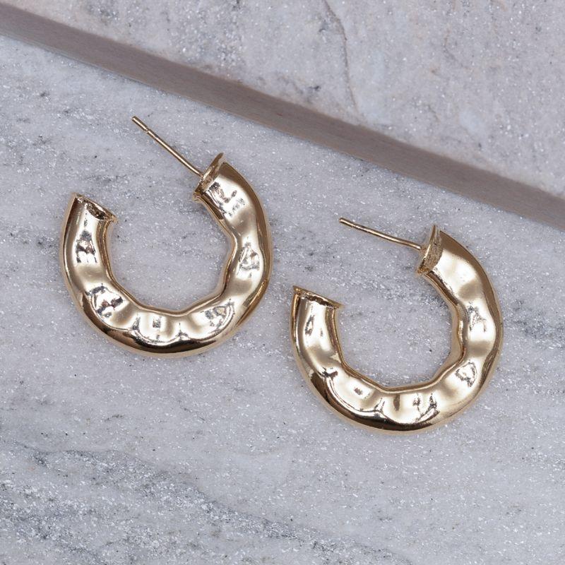 BRINCO ARGOLA AMASSADA BANHO OURO 18K