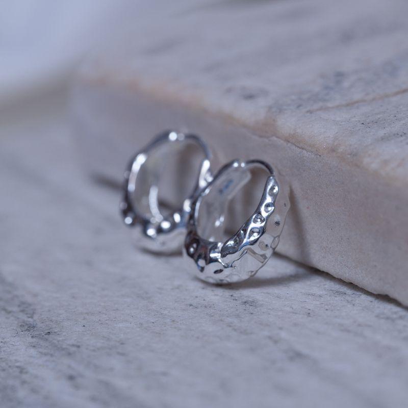 BRINCO ARGOLA AMASSADA BANHO PRATA