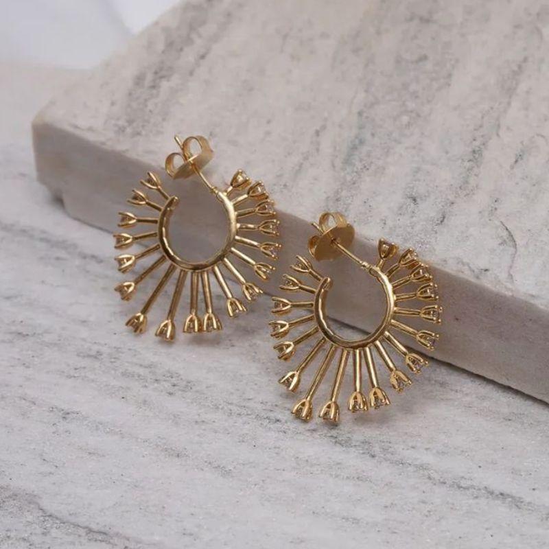 BRINCO ARGOLA ARAMADA COM PEDRAS ZIRCÔNIAS CRISTAIS BANHO OURO 18K