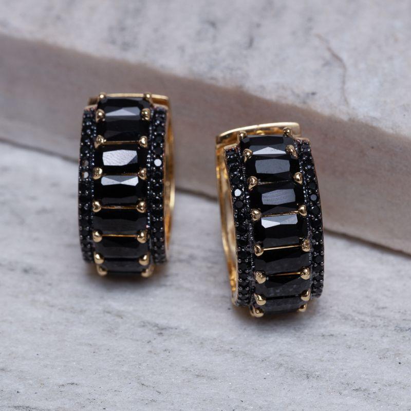 BRINCO ARGOLA COM PEDRAS NEGRAS BANHO OURO 18K