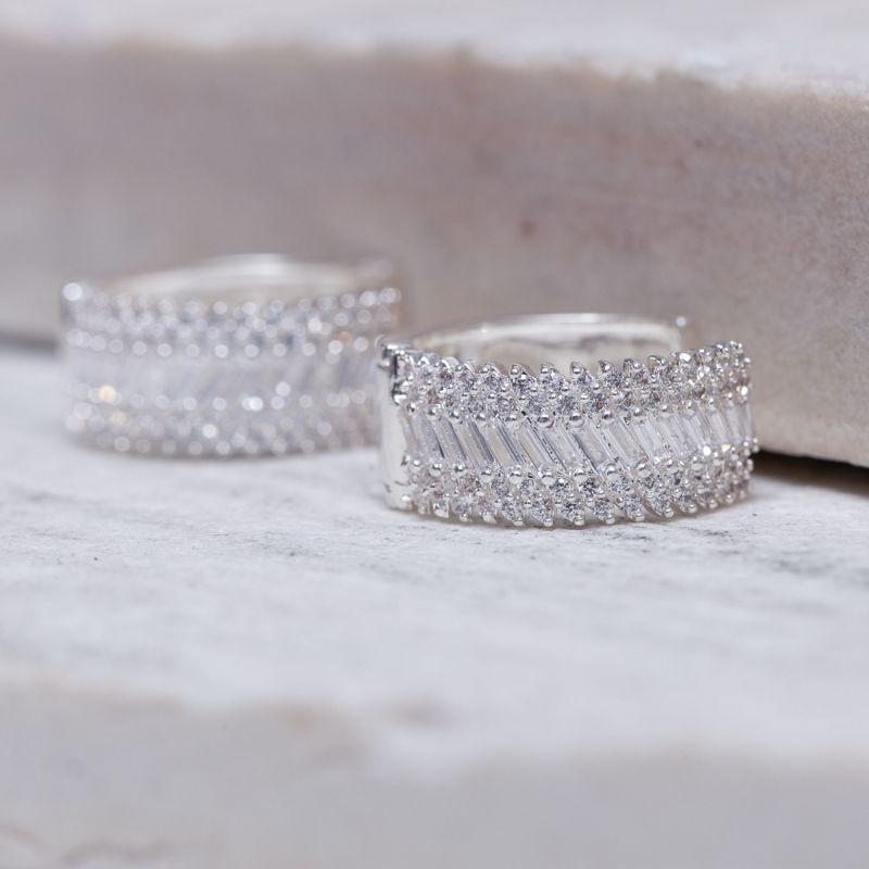 BRINCO ARGOLA COM ZIRCÔNIAS NAVETE BANHO RÓDIO BRANCO