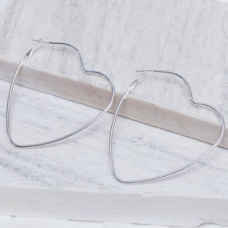 BRINCO ARGOLA CORAÇÃO G BANHO PRATA