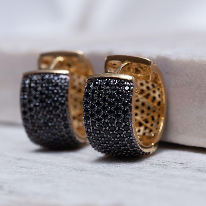 BRINCO ARGOLA CRAVEJADA COM ZIRCÔNIAS NEGRAS BANHO OURO 18K