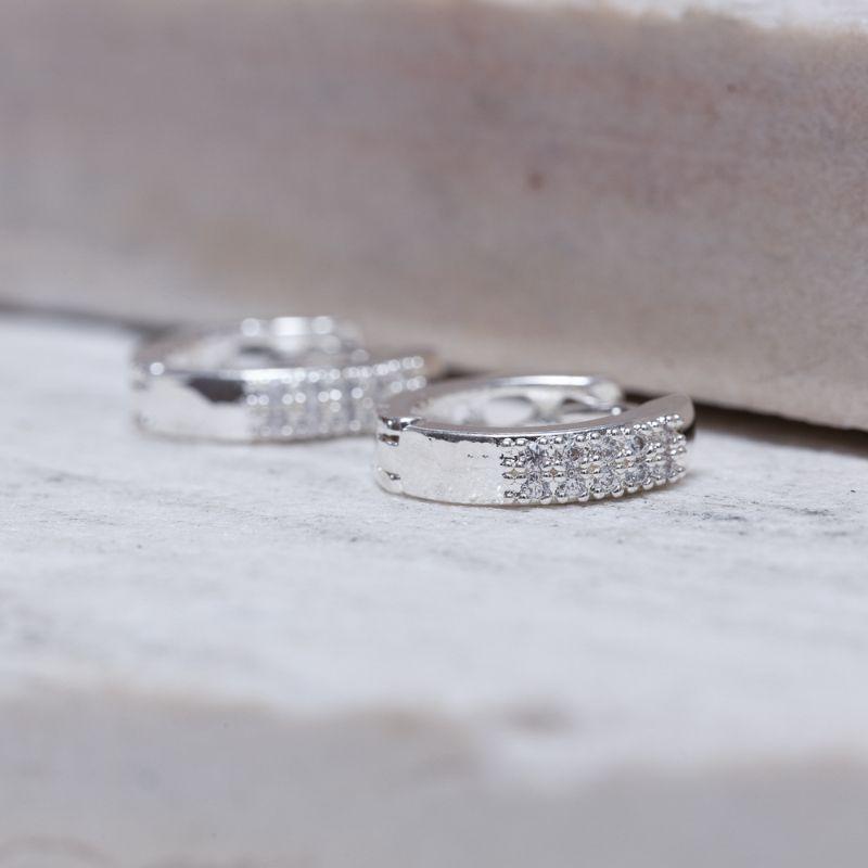 BRINCO ARGOLA GROSSA COM ZIRCÔNIAS BANHO PRATA