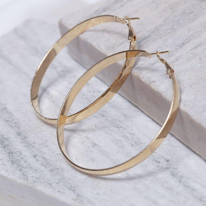 BRINCO ARGOLA LARGA LISA BANHO OURO 18K