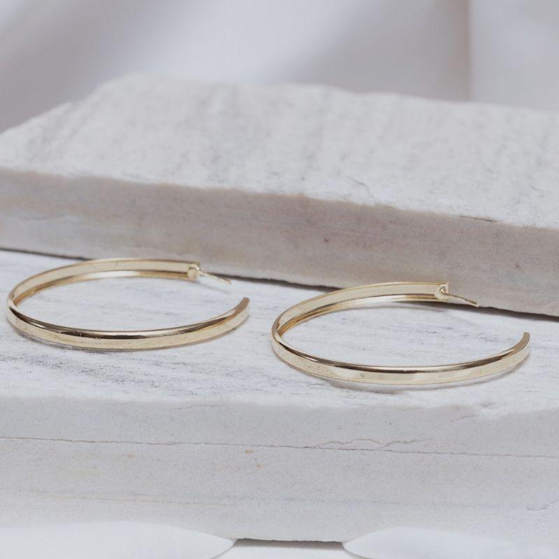 BRINCO ARGOLA LARGA LISA BANHO OURO 18K