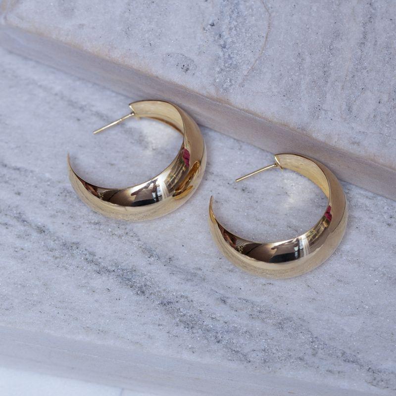 BRINCO ARGOLA LISA LARGA G BANHO OURO 18K