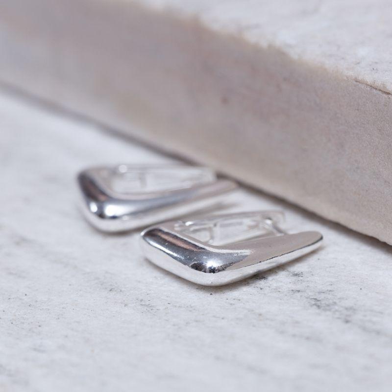 BRINCO ARGOLA RETANGULAR ABAULADO LISO G  BANHO PRATA