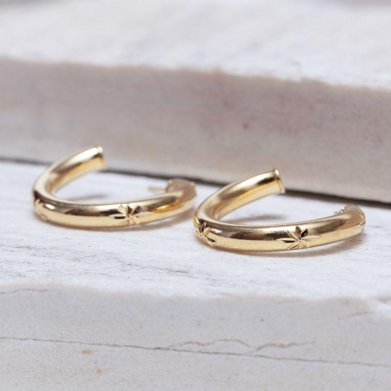 BRINCO ARGOLA RETORCIDA DIAMANTADA BANHO OURO 18K