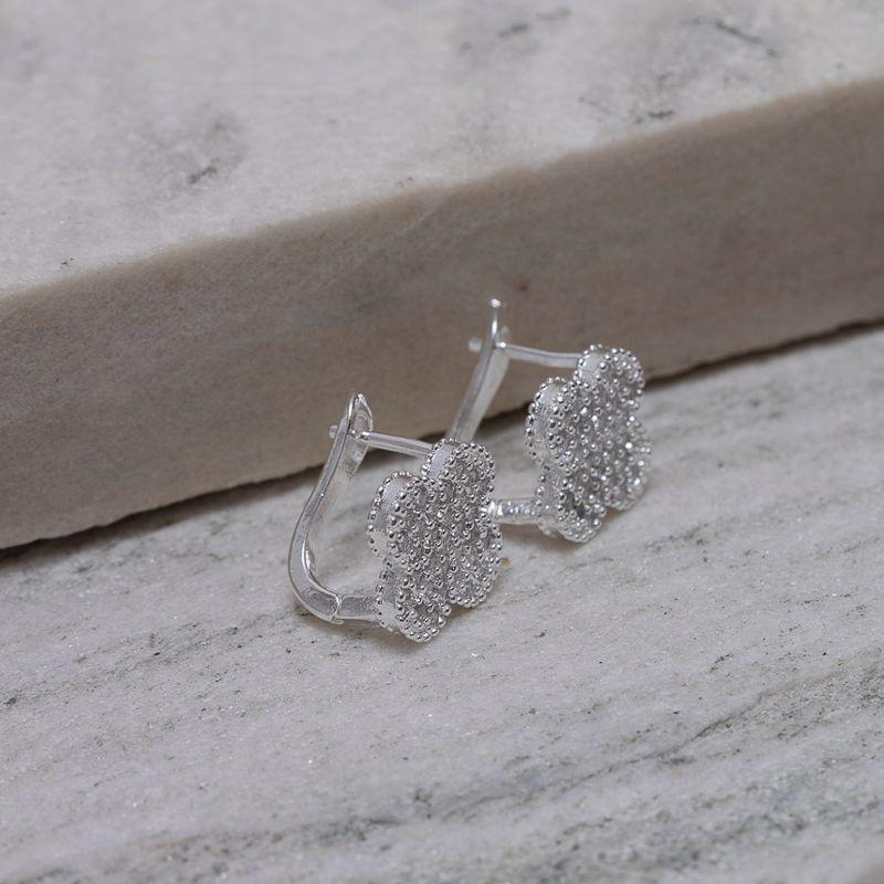 BRINCO ARGOLA VIRGINIA CRAVEJADA COM ZIRCÔNIAS BANHO PRATA