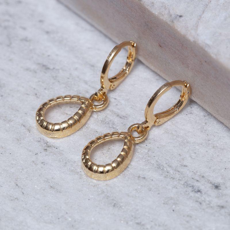 BRINCO ARGOLINHA PINGENTE GOTA VAZADA BANHO OURO 18K