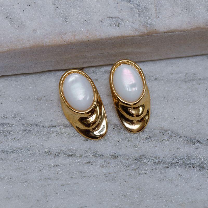 BRINCO CONCHA DO MAR COM MADRE PÉROLA BANHO OURO 18K