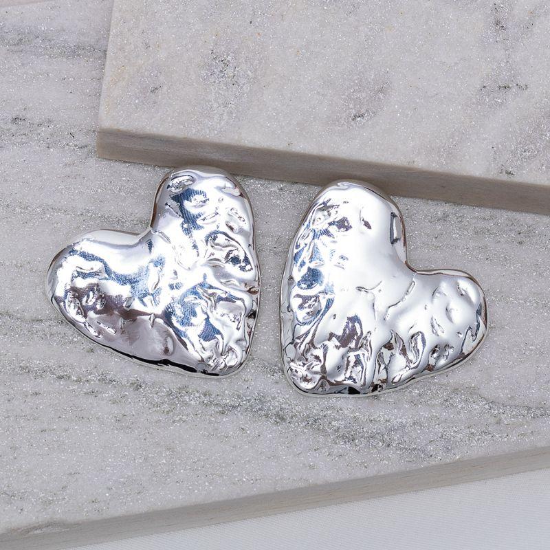 BRINCO CORAÇÃO MARTELADO BANHO PRATA