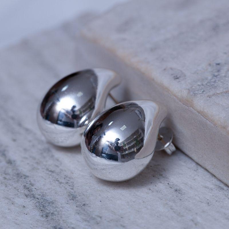 BRINCO GOTA LISA COM PINO EM AÇO INOX DOURADO BANHO PRATA