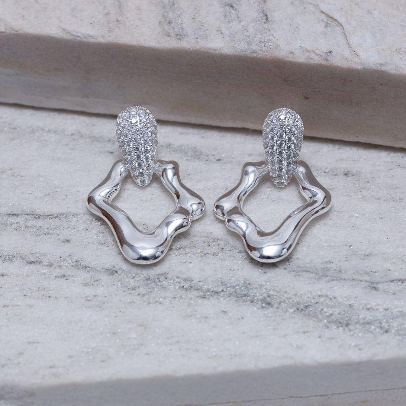 BRINCO ORGÂNICO COM BASE CRAVEJADA BANHO PRATA