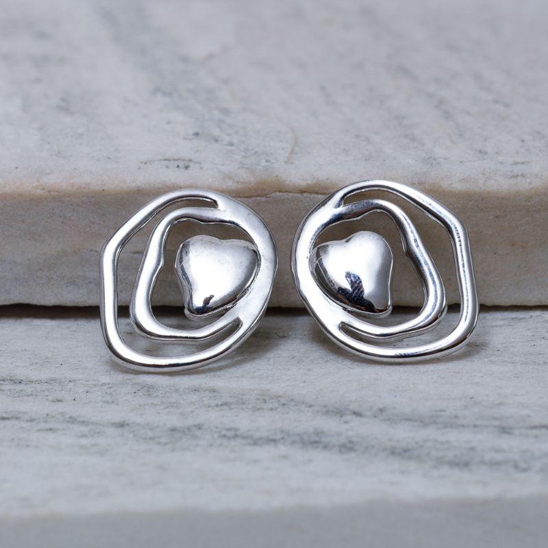 BRINCO ORGÂNICO COM CORAÇÃO BANHO RÓDIO BRANCO