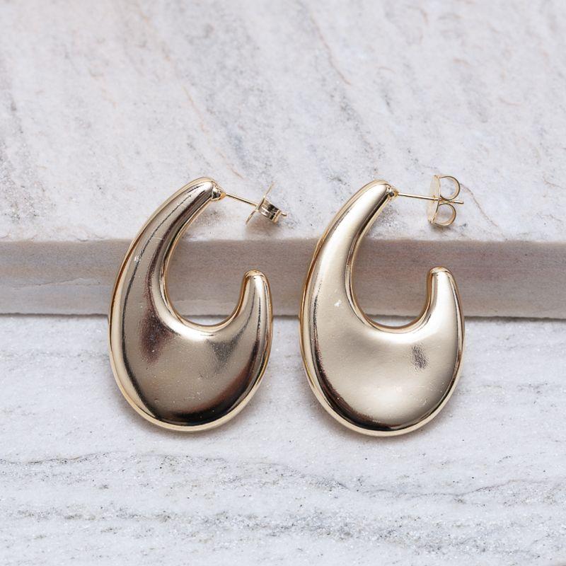 BRINCO ORGÂNICO GRANDE LISO LATERAL BANHO OURO 18K