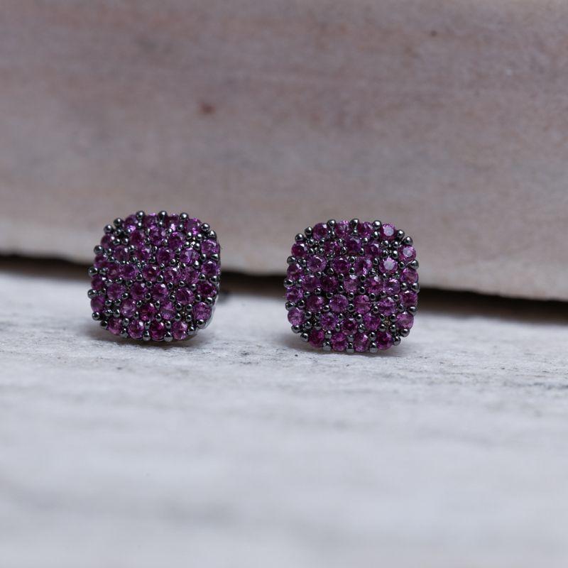 BRINCO QUADRADO CRAVEJADO COM ZIRCÔNIAS PINK BANHO RÓDIO NEGRO