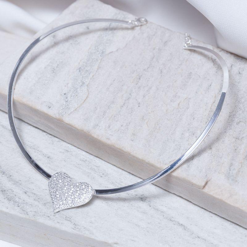 COLAR ARO ACHATADO COM CORAÇÃO CRAVEJADO BANHO PRATA