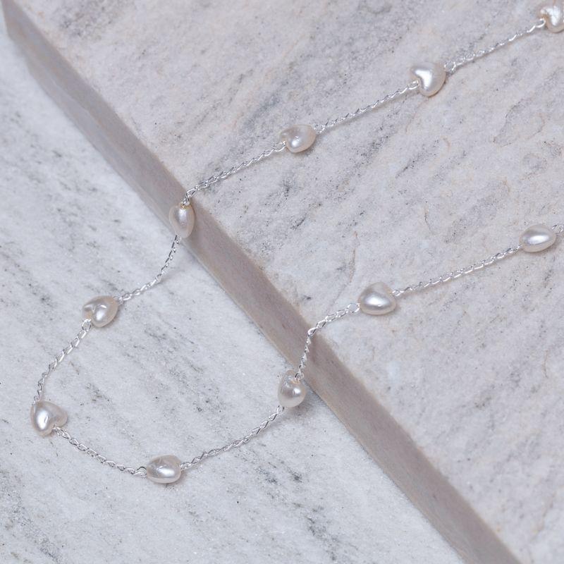 COLAR COM PÉROLAS EM CORAÇÃO BANHO PRATA