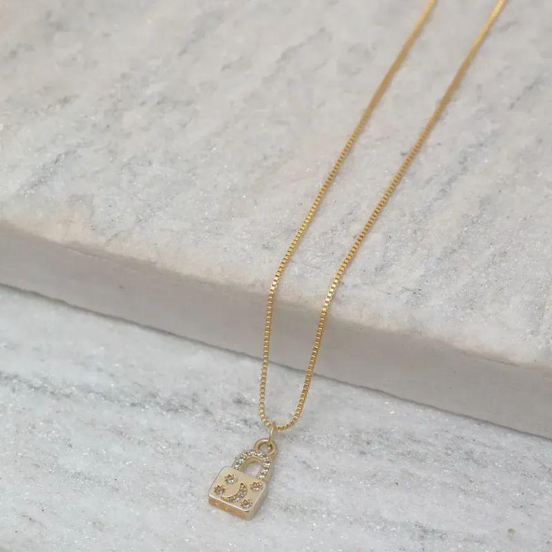 COLAR PINGENTE CADEADO COM ZIRCÔNIAS BANHO OURO 18K