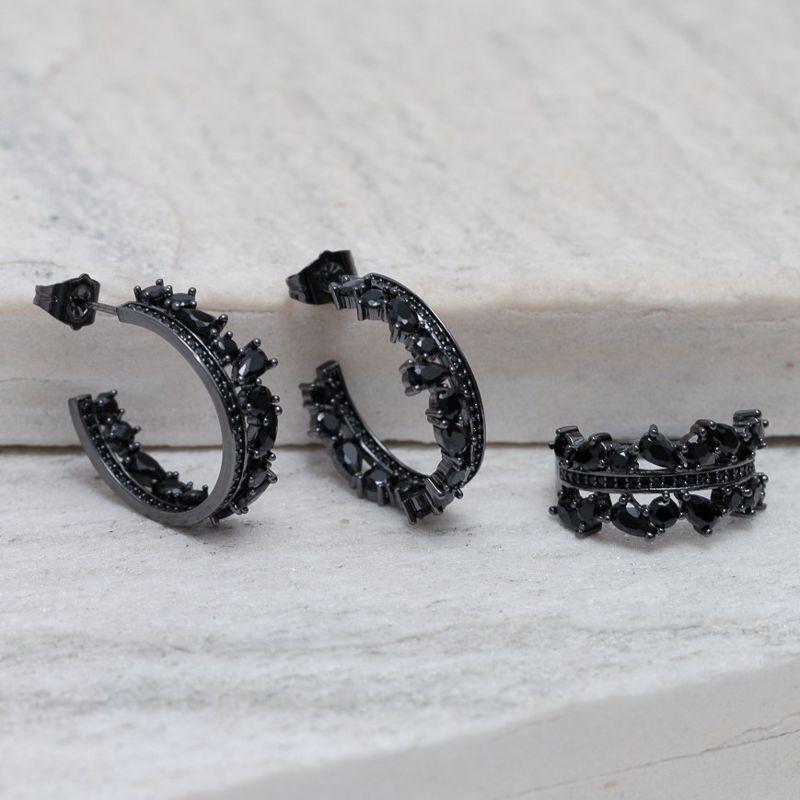 CONJUNTO BRINCO E ANEL COM ZIRCÔNIAS NEGRAS BANHO RÓDIO NEGRO