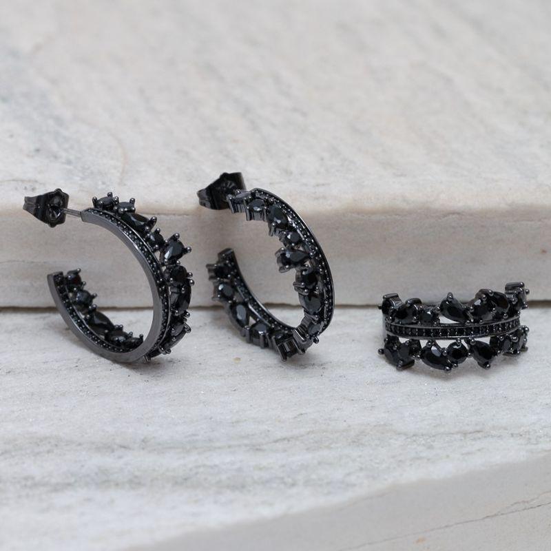 CONJUNTO BRINCO E ANEL COM ZIRCÔNIAS NEGRAS BANHO RÓDIO NEGRO