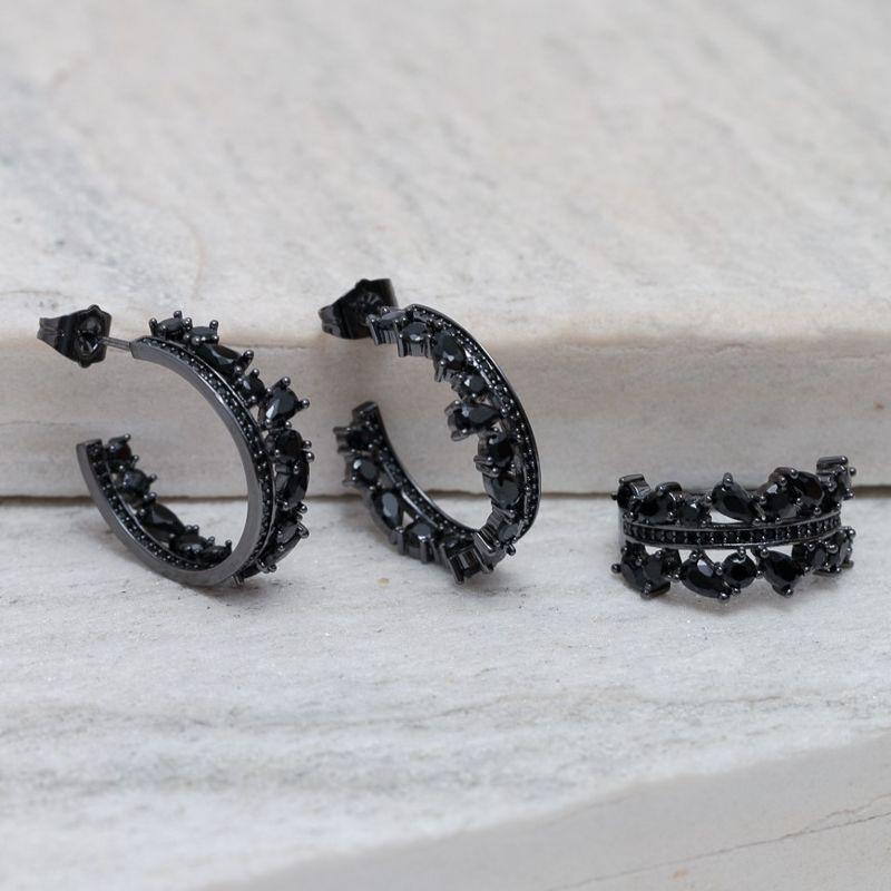 CONJUNTO BRINCO E ANEL COM ZIRCÔNIAS NEGRAS BANHO RÓDIO NEGRO