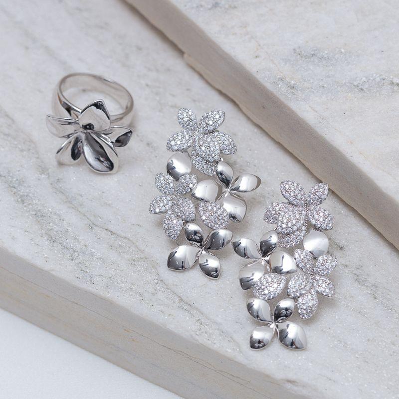 CONJUNTO BRINCO E ANEL FLOR CRAVEJADOS COM ZIRCÔNIAS CRISTAIS BANHO RÓDIO BRANCO