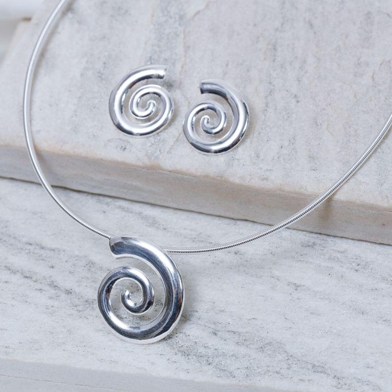 CONJUNTO COLAR MOLA COM PINGENTE CONCHA ESPIRAL BANHO PRATA