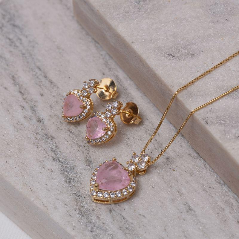 CONJUNTO CORAÇÃO COM PEDRA ZIRCÔNIA ROSA CLARO BANHO OURO 18K