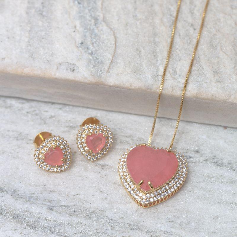 CONJUNTO CORAÇÃO COM ZIRCÔNIAS E PEDRA COR GOIABA BANHO OURO 18K