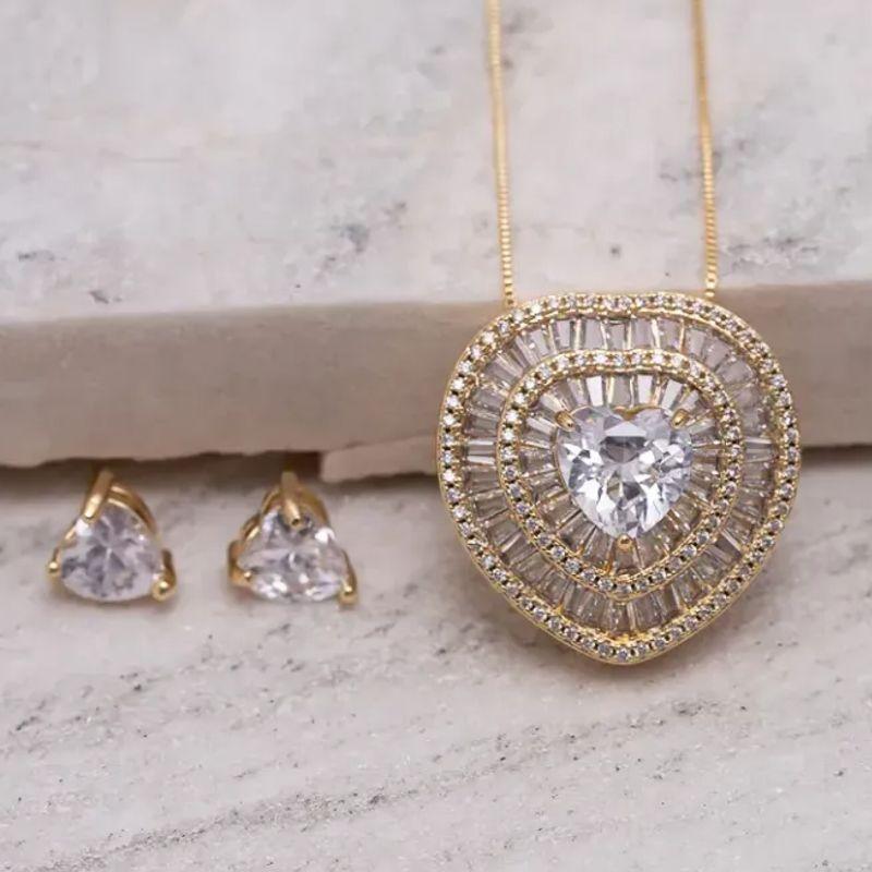 CONJUNTO CORAÇÃO GRANDE CRAVEJADO COM ZIRCÔNIAS CRISTAIS BANHO OURO 18K