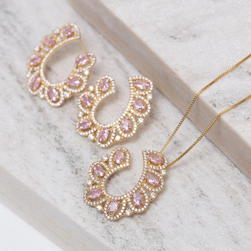 CONJUNTO CRAVEJADO COM ZIRCÔNIAS ROSA CLARO BANHO OURO 18K
