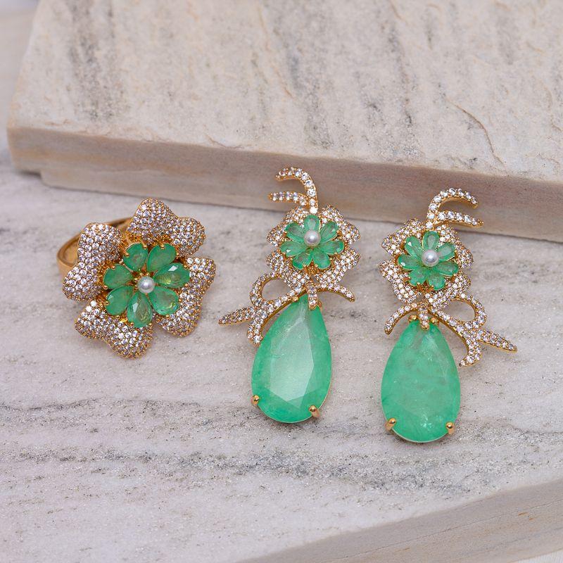 CONJUNTO FLOR COM ZIRCÔNIAS E PEDRA VERDE TIFFANY BANHO OURO 18K