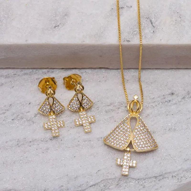 CONJUNTO NOSSA SENHORA CRUZ COM ZIRCÔNIAS  CRISTAIS BANHO OURO 18K